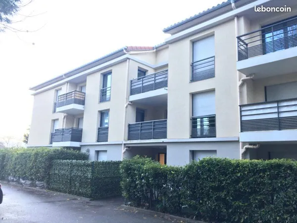 Appartement T2 meublé 38m2 terrasse place stationnement proche centre ville St Genis Laval