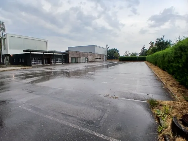 A LOUER Local d'activité de plus 3600 m2 sur 10 000m2 de terrain