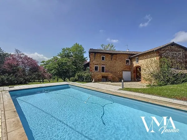 Charnay, propriété en pierres dorées avec piscine.