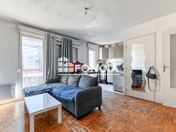 Grand studio avec balcon, avenue Leclerc
