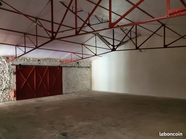 Loue Local commercial / Entrepôt / Garage à Lodève
