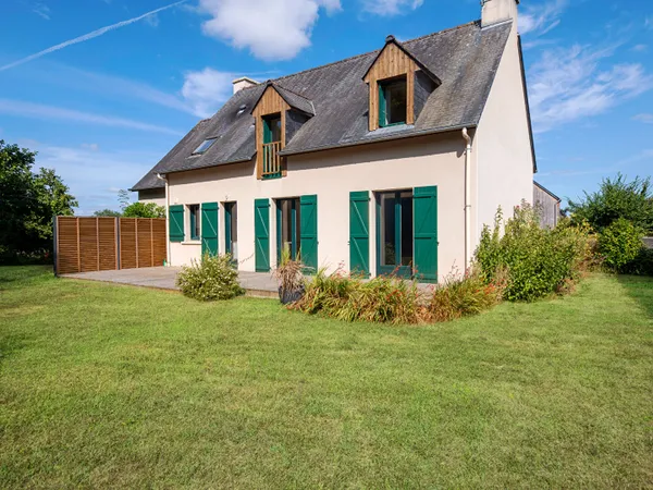 SAINT SULPICE LA FORET - MAISON de 125m² habitables, 140m² au sol, 749m² de parcelle, 7 pièces, 5 ch
