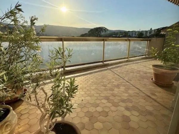 Rare T5 converti en T4, 115m2 Carrez -136 m2 au sol. Dernier étage Vue Monts d'Or-climatisé-Terrasse