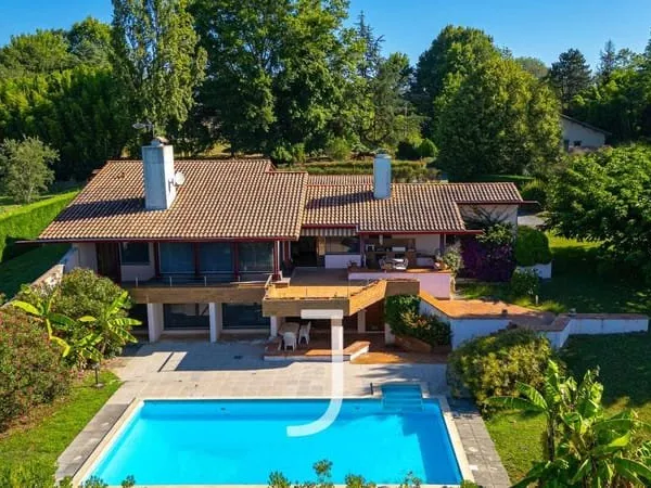 Maison 9 pièces 284 m²