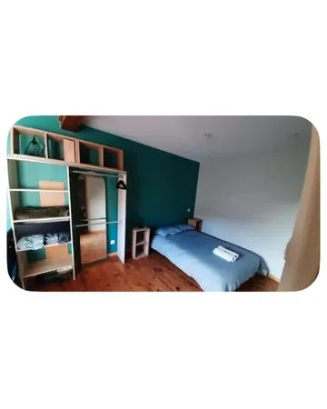 Chambre luminaeuse avec balcon