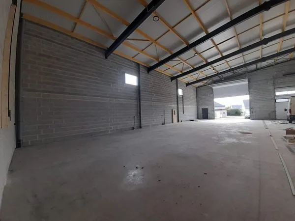 A LOUER - Local d'activité - Vannes Nord - 250 m² enviro