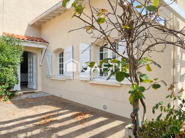 Propriété de caractère de 250 m² avec piscine, tennis et parc de 7 720 m²