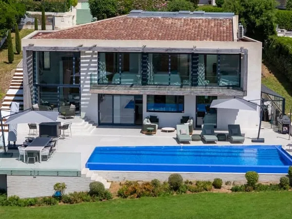 Villa contemporaine avec vue mer panoramique à vendre aux Issambres