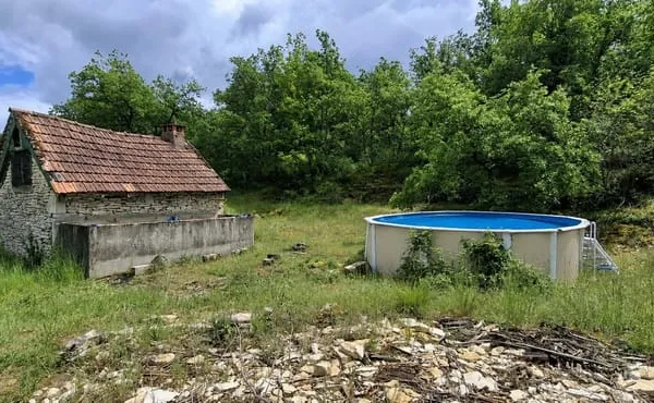LES FARGES (24) : Maison 80 m2, terrain de 12 339 m2