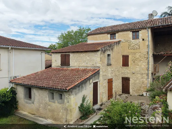 A Vendre Maison de ville en pierre de 123 m² habitable de plain-pied à proximité immédiate des commo