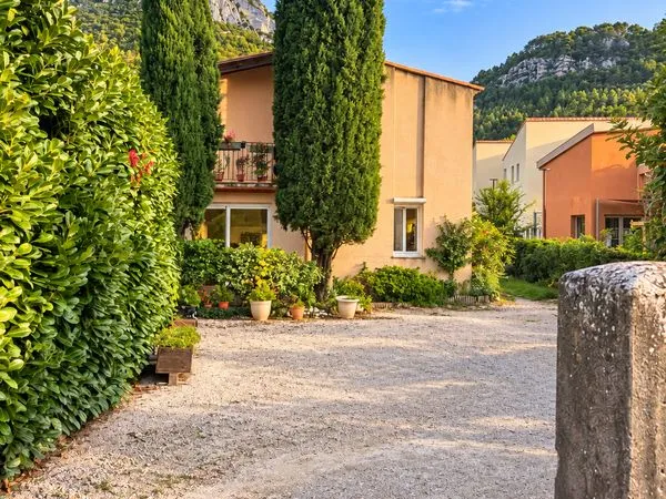 A louer .Plein centre Buis les Baronnies .T4 100 m2 rez de jardin .3 chambres .terrasse .jardin .Par