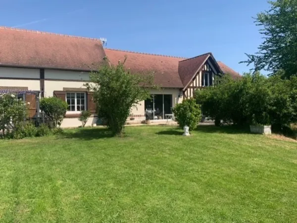 Grande maison de 400 m² avec piscine intérieure chauffée, sauna et appartement indépendant, sur 3 00