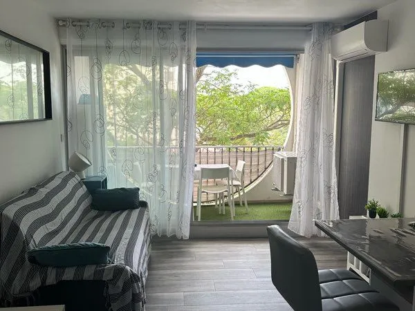 Studio cabine avec terrasse centre-ville climatisé