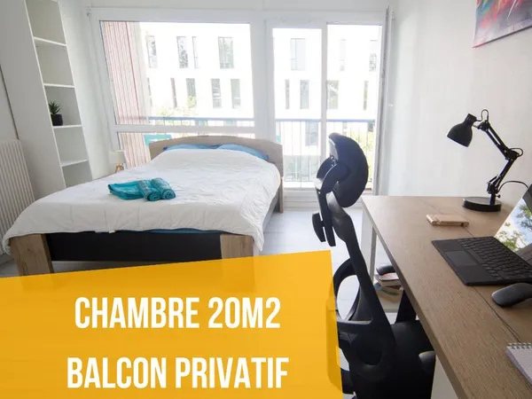 Chambre avec salle de bain et balcon privatif