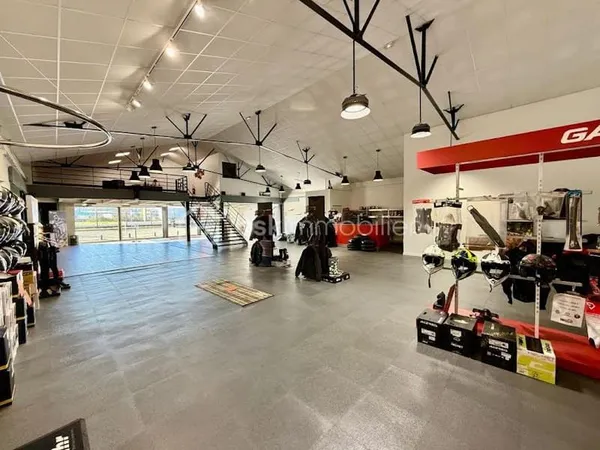 Local 4 pièces 401 m²