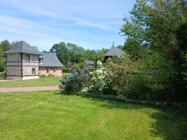 Maison de charme de 100 M2, 5 pièces 3 chambres avec une piscine et annexe sur un terrain de 4700 M2