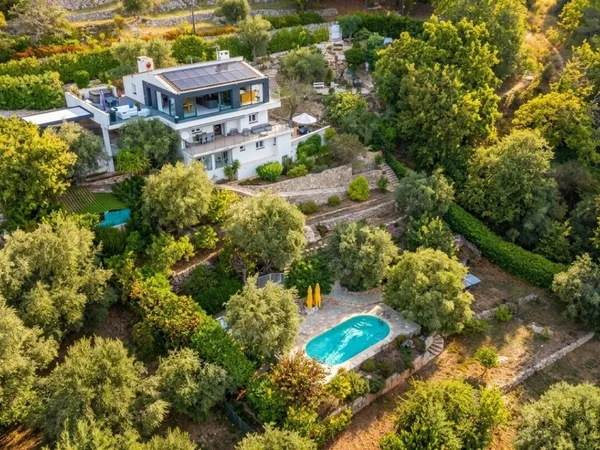 Vends villa - 247 m² - 9 pièces, 6 chambres - Gattières 06510