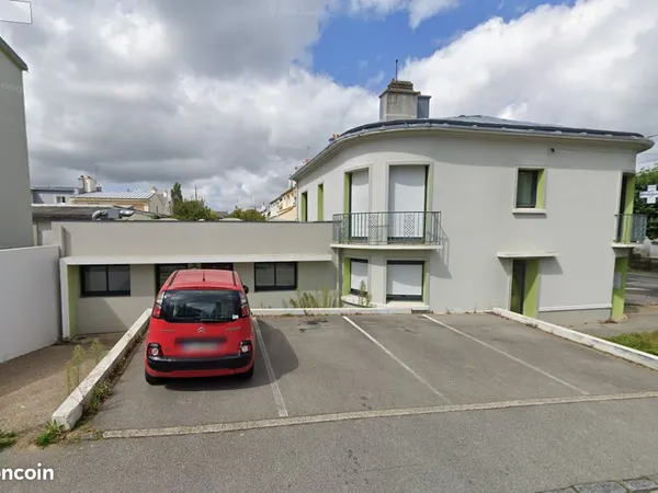 LOCAL COMMERCIAL DE 128 m² + APPARTEMENT T2 DE 82 m² - 5 PARKINGS PRIVATIFS
