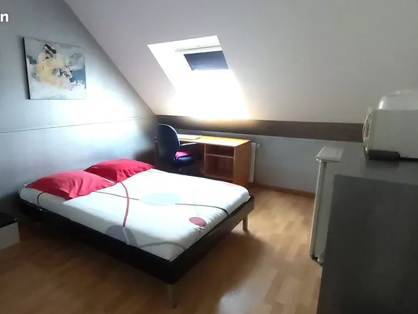 Chambre meublée sud de Laval