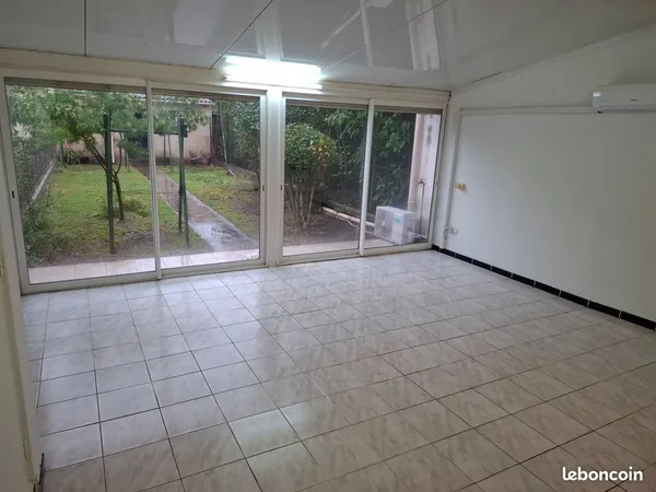 Maison avec jardin et grand garage