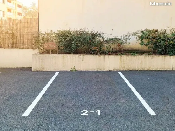 Place de parking aérien en résidence sécurisée Avenue des Pyrénées