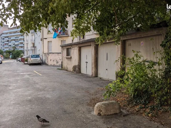 Garage 18 m² proche parc Paul Mistral, côté Halle Clémenceau
