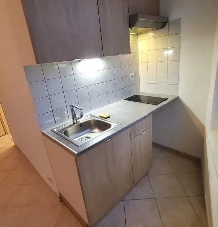 Appartement studio de 34 m² 2 mn du centre-ville et gare SNCF - cuisine équipée - très bon état - pr
