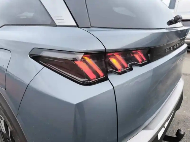 Peugeot 5008 plug-in hybrid 195 e-dcs7 — photo 17