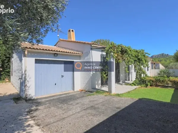 Maison de plain pied avec 3 chambres et garage