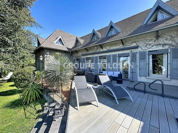 Maison 8 pièces 325 m²