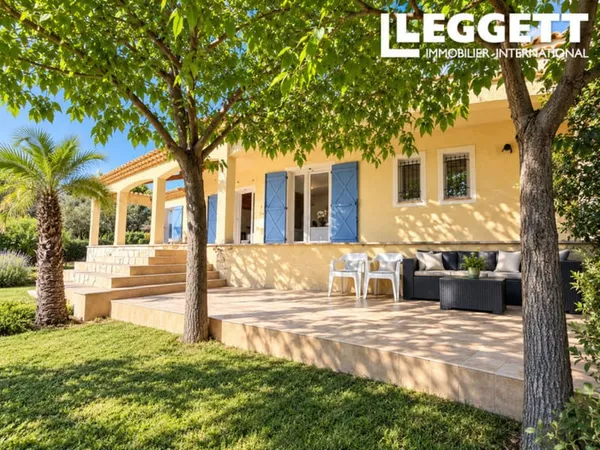 Villa de 200 m² avec trois suites parentales et deux garages, située à Plan-d?Aups-Sainte-Baume.