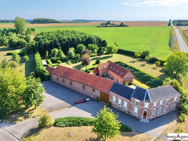 Ensemble immobilier, 4 logements et un bois