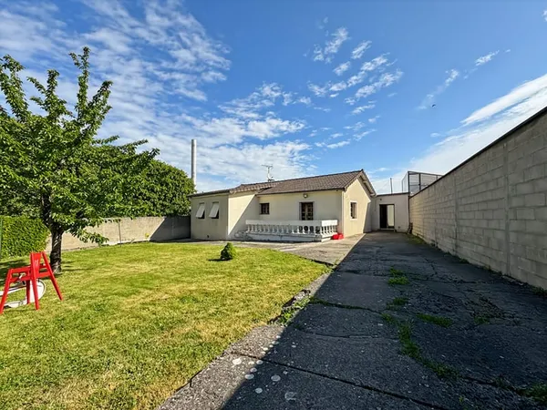 Maison de plein-pied, 3 dépendances, 6 box
