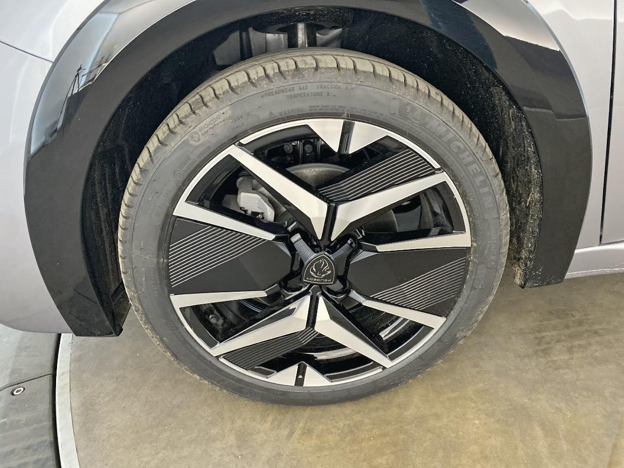 Peugeot 208 hybrid 145 ch e-dcs6 gt — photo 11