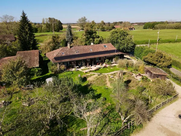 Charmante ferme bressane traditionnelle avec deux logements indépendants, chambres d'hôtes et instal