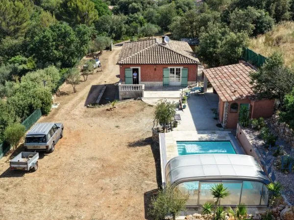 Villa avec piscine couverte, studio indépendant et vue dominant