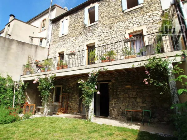 Maison en pierre rénovée avec jardin et garage