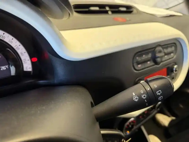Renault Twingo iii e-tech — photo 31