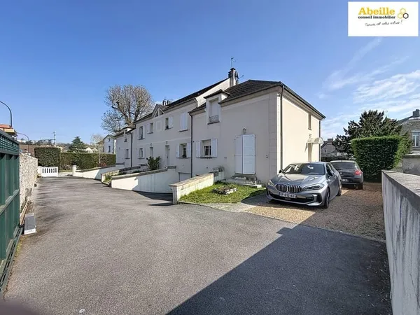 Dourdan, centre-ville toutes commodités.