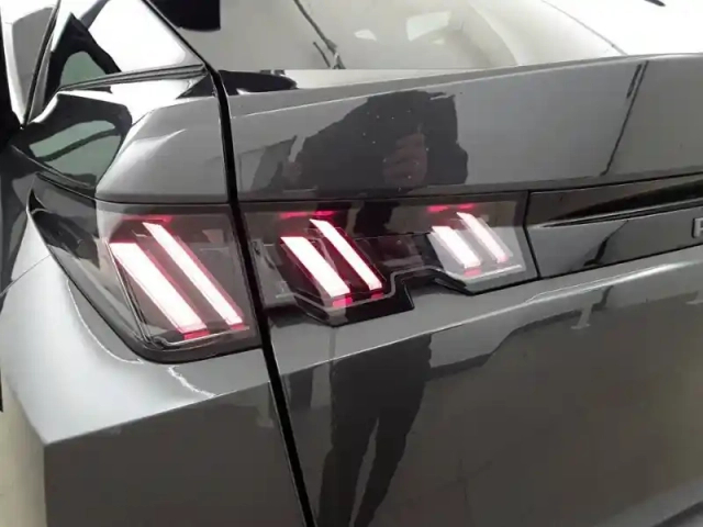 Peugeot 3008 hybrid 136 e-dcs6 — photo 17