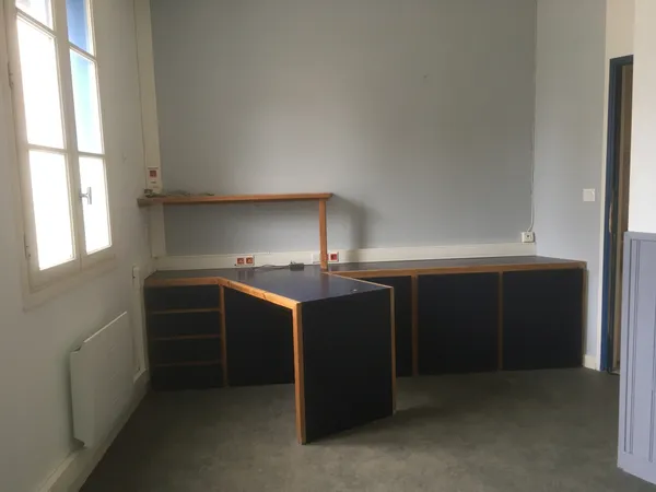 MAGNE BUREAU A LOUER 26 m2 env. / loyer de 350 € mensuel
