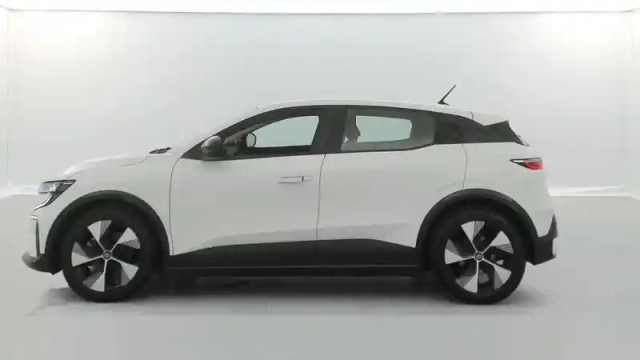 Renault Megane e-tech ev40 130ch standard charge — photo 11