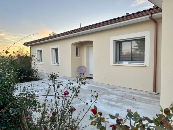En campagne, belle maison récente entourée dans grand jardin et garage de 80m2 carrelé