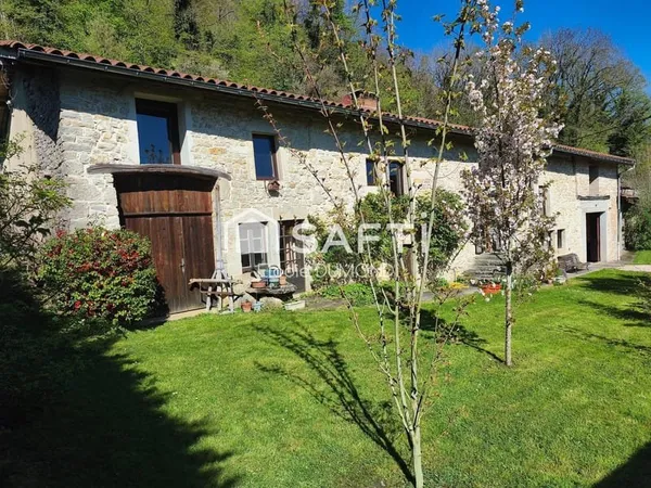 Très belle maison en pierre d'une surface habitable de 174 m2 avec terrain arboré de 2060 m2