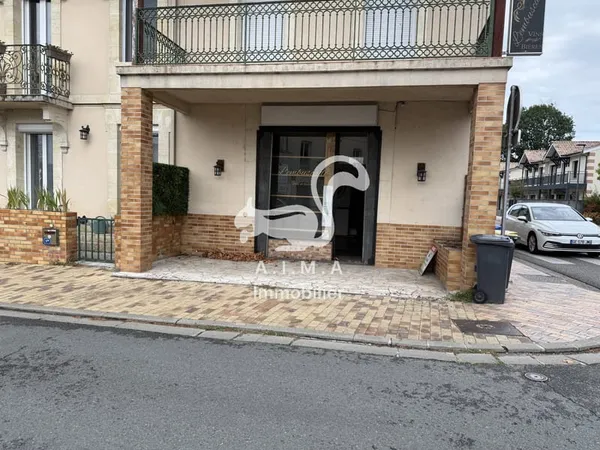 Mios centre bourg. Local commercial d'environ 50m2 avec terr