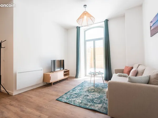 T2 45m2 | Meublé équipé | Centre ville | Clim. Mobile | Cour privée