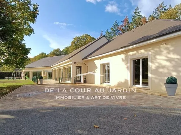 Maison contemporaine avec piscine intérieure et dépendances