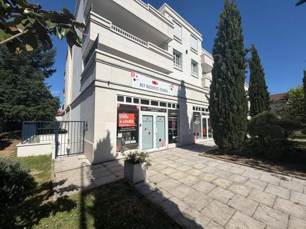 Local commercial 232 m²