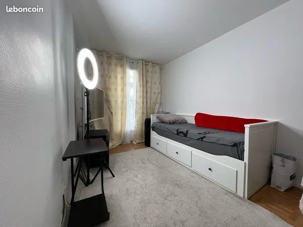 Chambre lumineuse en colocation