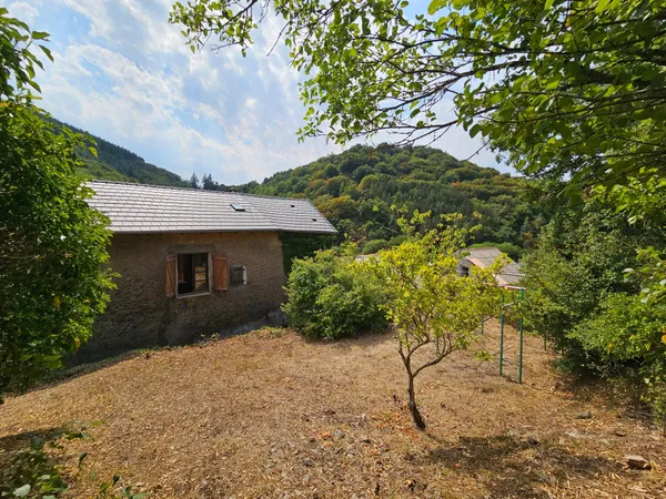 Maison de village avec garage, atelier, jardin